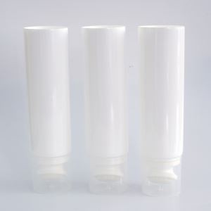 Weiße leere kosmetische Plastikröhrchen